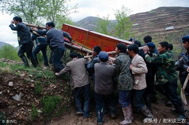 农村为什么很多人偷偷的进行土葬，却不愿接受火葬，老农说出原因