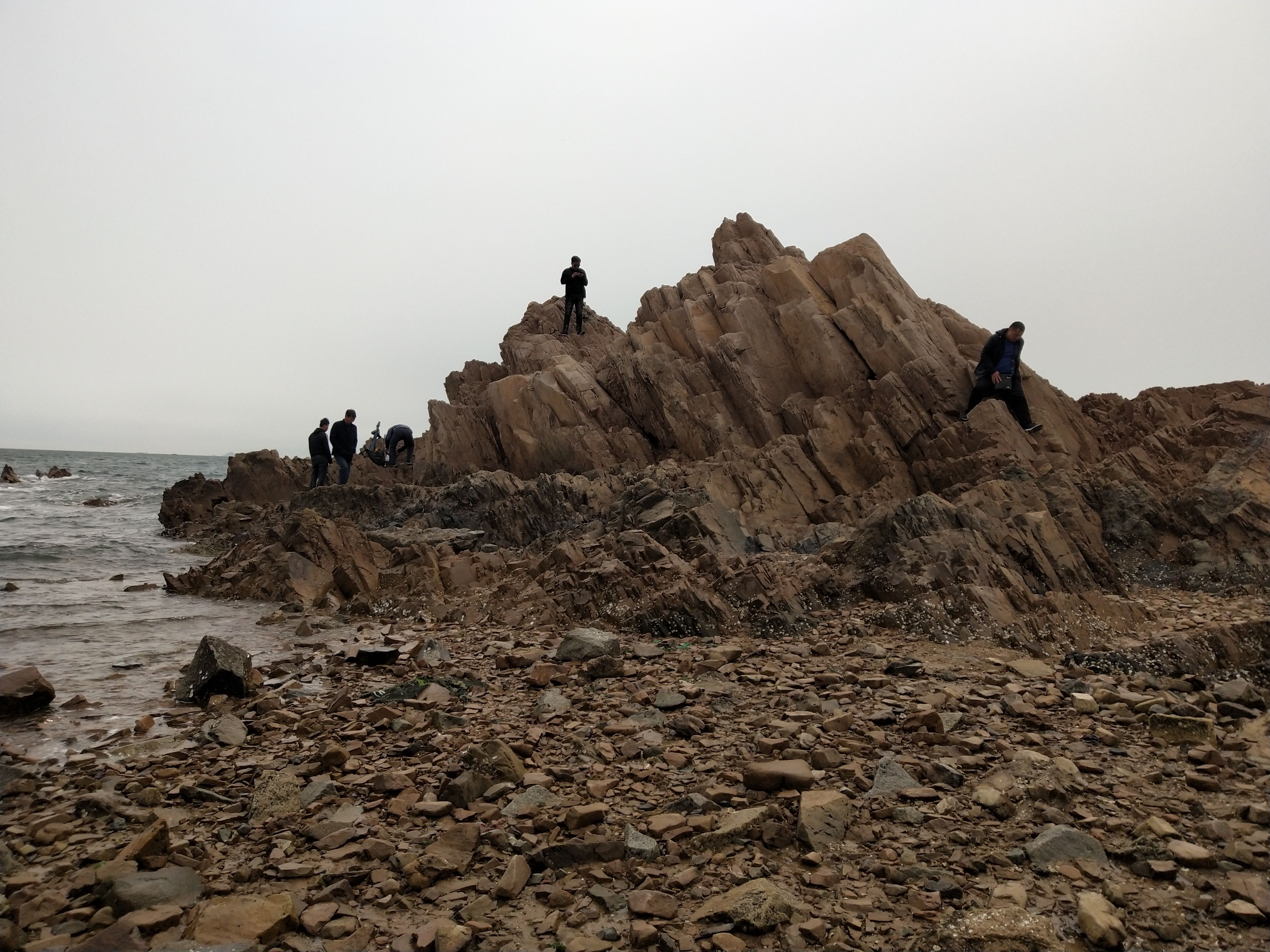 青岛金沙滩垃圾成堆 亚洲第一滩风光不再