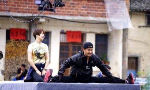 当红男星一字马大比拼:杨洋让人羡慕,李易峰痛