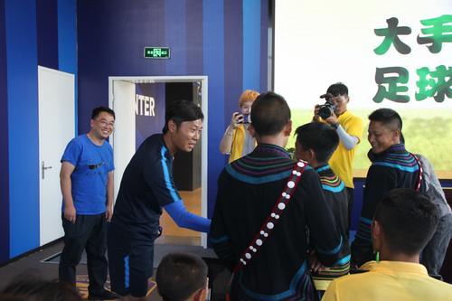 江苏苏宁足球公益再添重彩一笔!彝族少年走进