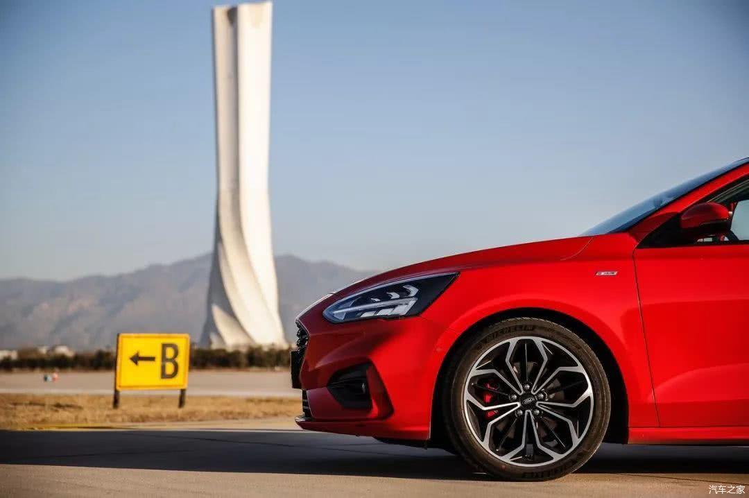 标杆的回归--专业测试新一代福克斯ST-Line