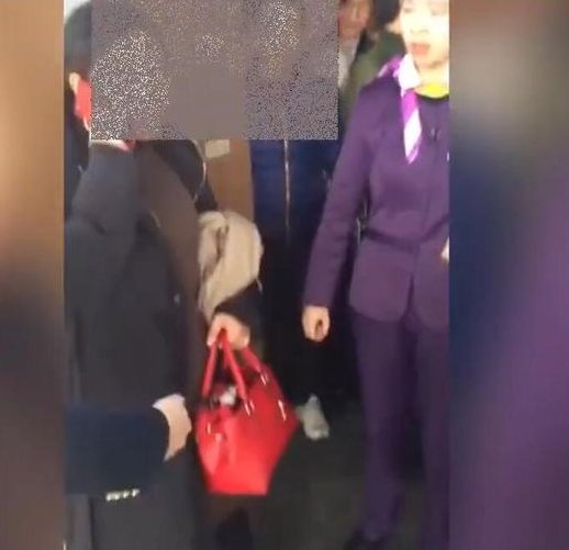 堵高铁车门事件再现 因夫妻吵架 未影响列车开