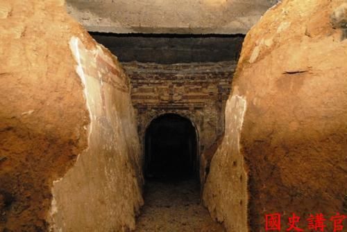 1979年,大雨冲出关羽墓,考古队冲进地宫后,眼前