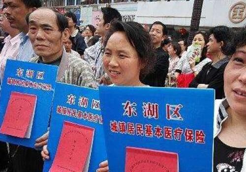 参加城镇医保发生中断缴费、欠费情况的应如何办理续保手续？