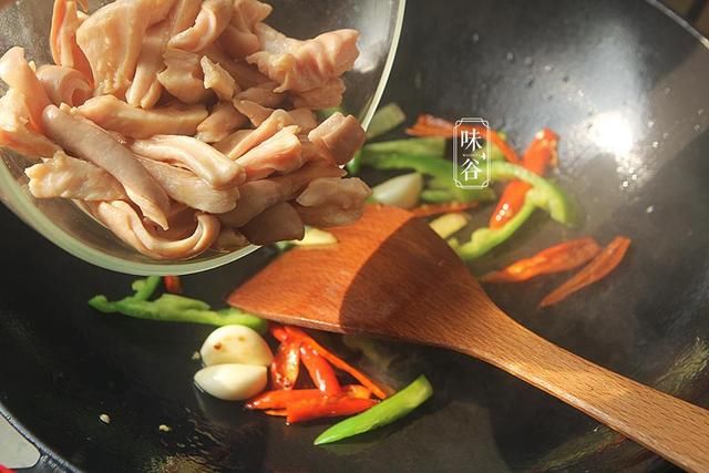 猪身上最贵的部位，健脾胃补气血，口感脆嫩鲜香，好吃到舔盘！