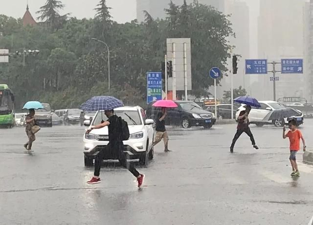 暴雨又?要来！暴雨+大风+雷电预警！开车上路一定小心！