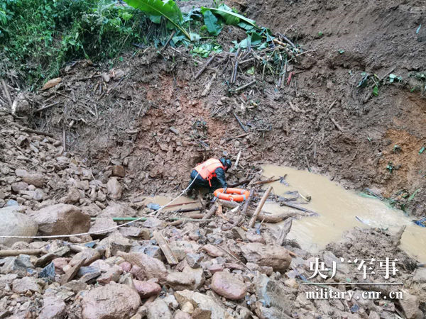 广东连山爆发山洪,武警官兵紧急驰援