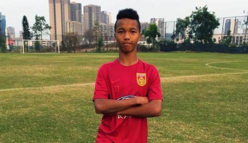 中国足球新希望!中非混血小将入选U16国足 已