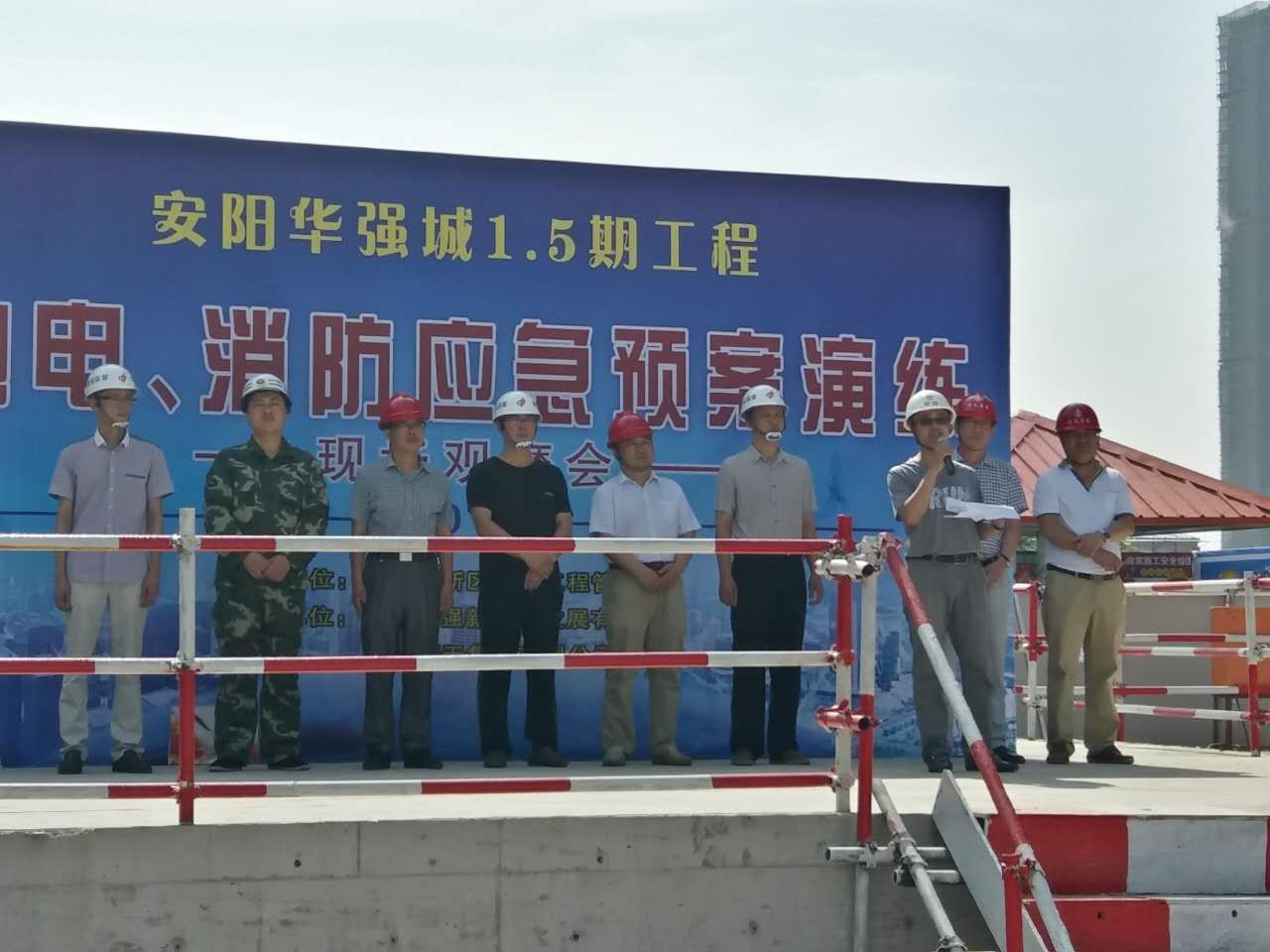 建筑工地消防应急演习 消防车显神通保安全