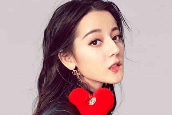 都说有泪痣的人长得都好看，迪丽热巴上榜，网友:这位怎么解释