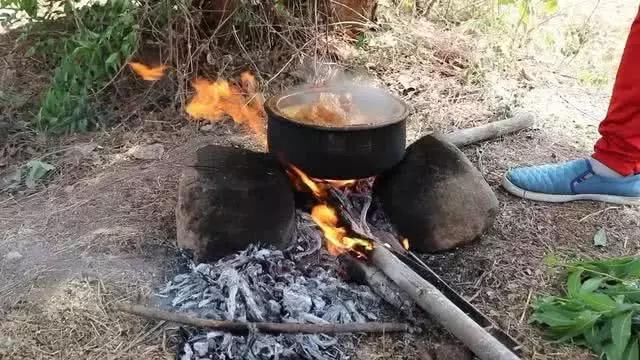 印度“土豪哥”买20斤羊肉，整块放在锅里炖，用手抓着吃的喷喷香