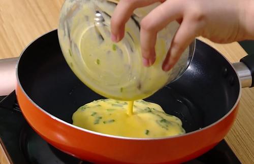 5分钟的简易早餐鸡蛋饼做法 宝宝最爱的营养早餐