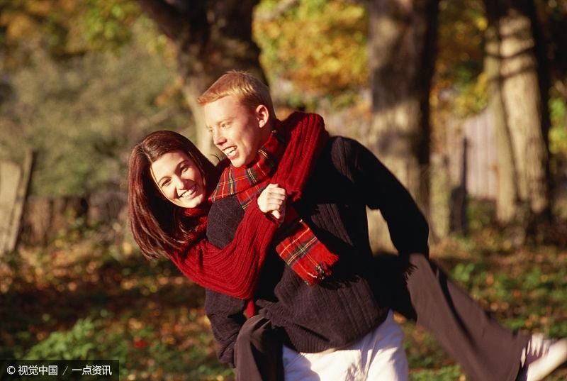 女人主动约男人去看电影,无非就是想要制造浪漫.