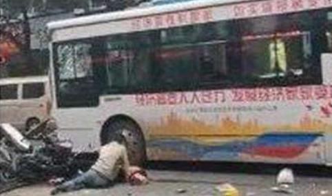 龙岩公交车男子持刀伤人开车冲撞,已致8人死亡