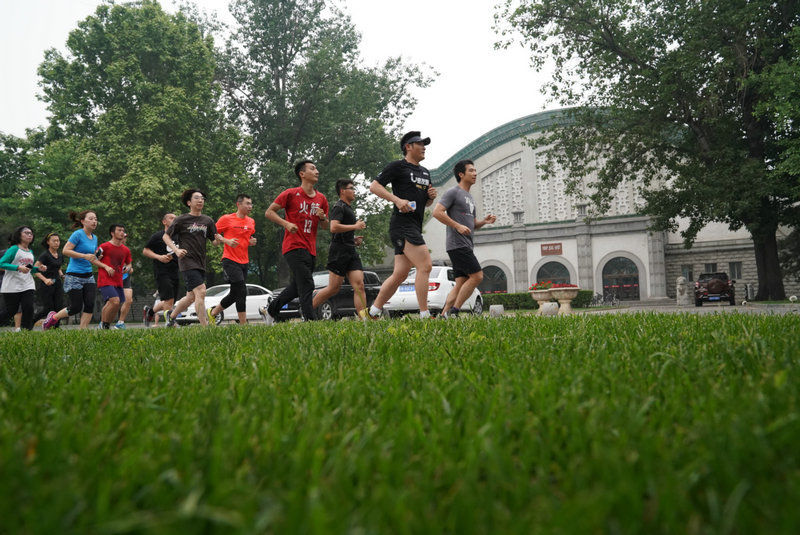 京城跑跑进北京体育大学 与国家男篮红队分享