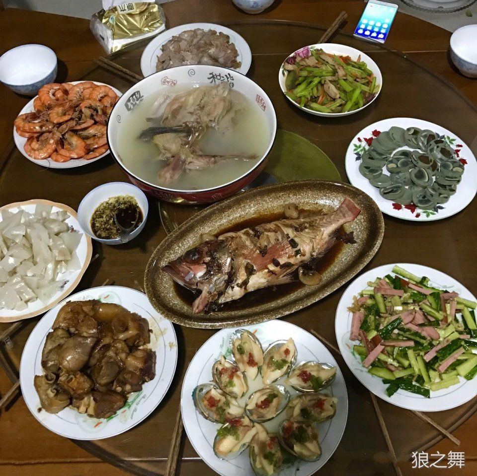 实拍山东农村8户人家的年夜饭 谁家饭菜最经典更有年味