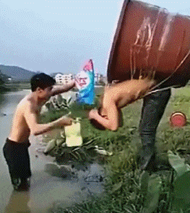 搞笑gif图:洗头技术哪家强,我只服背着一口大水缸洗的 搞笑gif图:洗头技术哪家强,我只服背着一口大水缸洗的