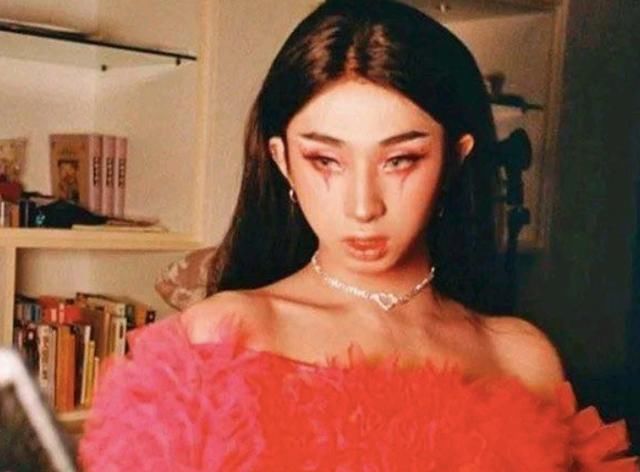 伊能静儿子再晒女装照，网友评论呈两极，宝妈：幸好不是我儿子
