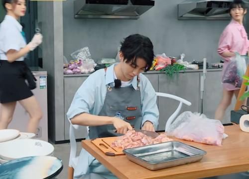 王俊凯切菜，杨超越路过扭头看他，小声嘟囔的话，导演不舍得剪掉