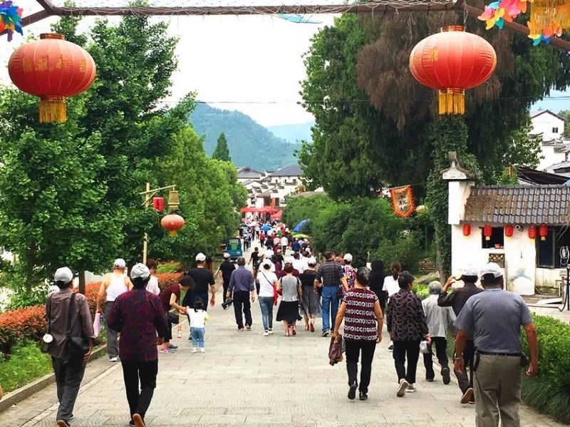 全国首个“中国气候宜居城市“迎来首个千人旅游团！