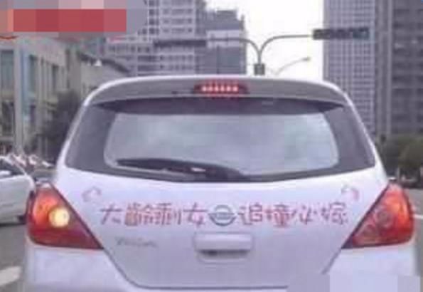 开奔驰的女车主敢贴这种新手车贴,真不怪一个