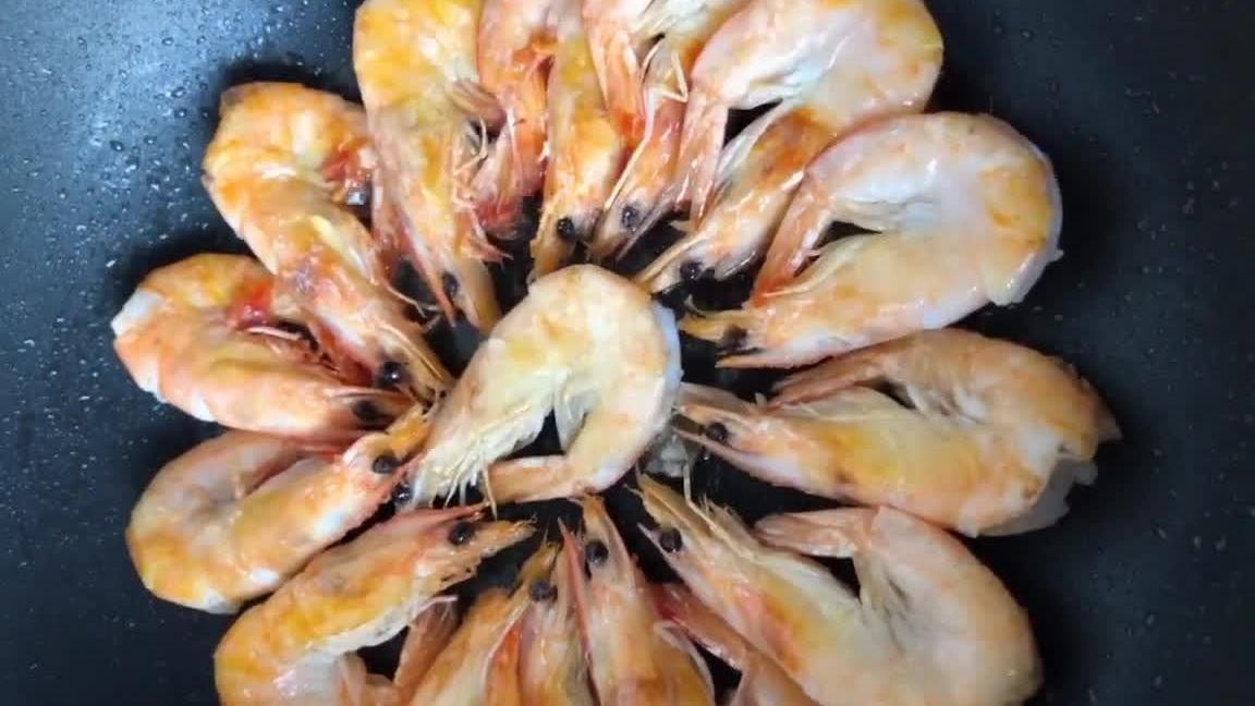 油焖大虾做法的步骤视频 t01d95ac64b45ea2321.jpg