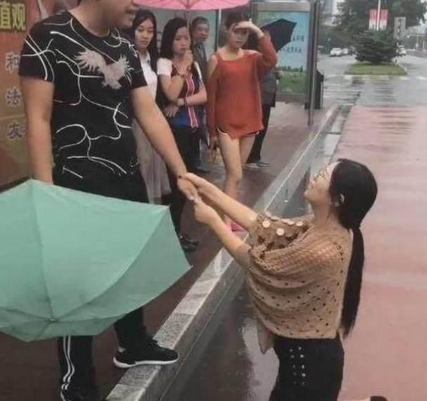 女子冒雨下跪求男友复合,男友:你卖20多万,我买不起