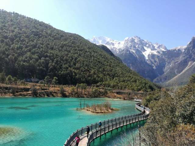 春节你们忙着拜年，他们却在春暖花开的地方尽享雪山