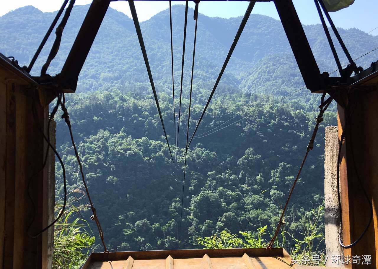 湖北恩施最危险的山村，村民进出全靠“铁篮子”索道