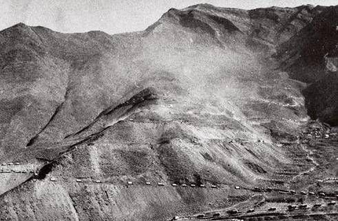 世界海拔最高的公路康藏公路修筑的震撼场景，动用解放军来修