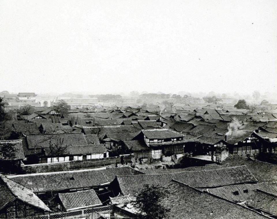 老照片:看看110年前的四川成都是什么样子，街道整齐，静谧祥和