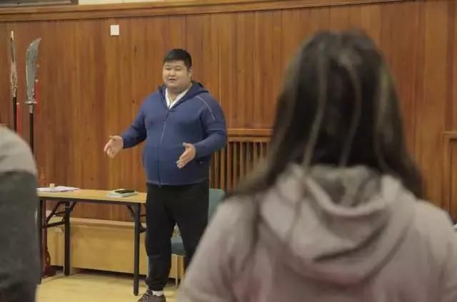 只看到了敖日格乐在八角笼的胜利,却不知道他