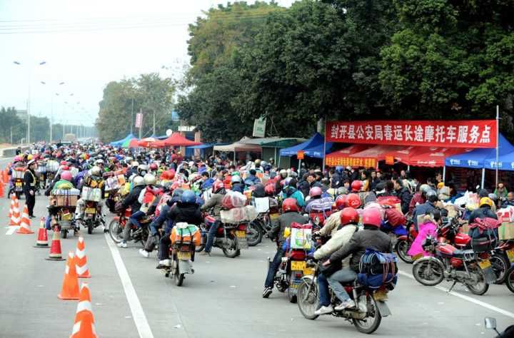 农民工的回家路，一辆摩托车，承载着无数的辛酸与期盼