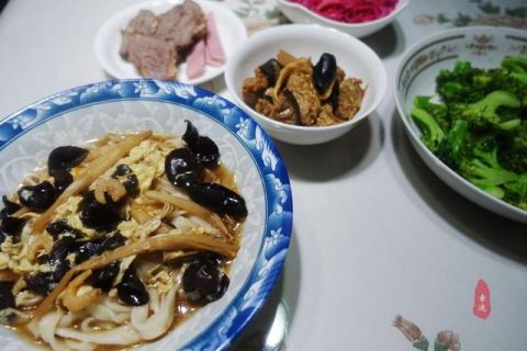 鸡蛋面条怎么擀做最好吃 t01d9fafaef50c2b353.jpg