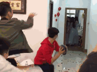 由于新郎临时听从建议利用舞台中间的升降台,制造缓缓上升出现在舞台