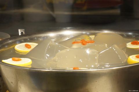 女子摆摊卖爱玉冰,名字特殊引路人围观,网友