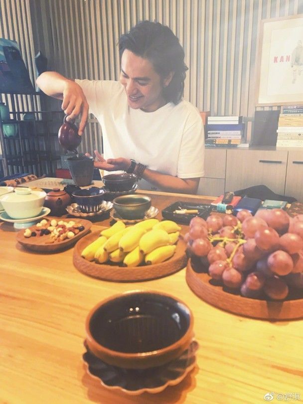 舒淇陈坤相约饮茶吃斋食 二人素颜出镜随性自