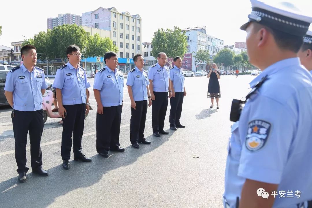 兰考公安局长王永召慰问街头交警 检查辅警训