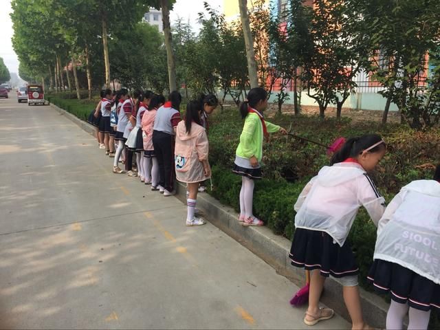 临沂东城实验小学开展创建文明城市卫生大扫除