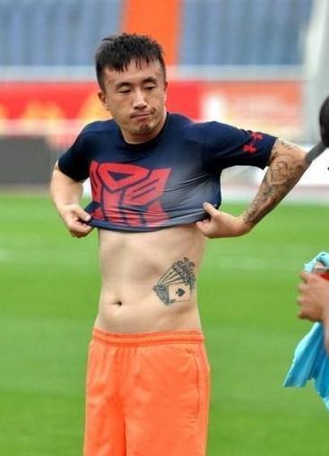 梅西被国足白斩鸡喷了?网友:他可以一只手吊