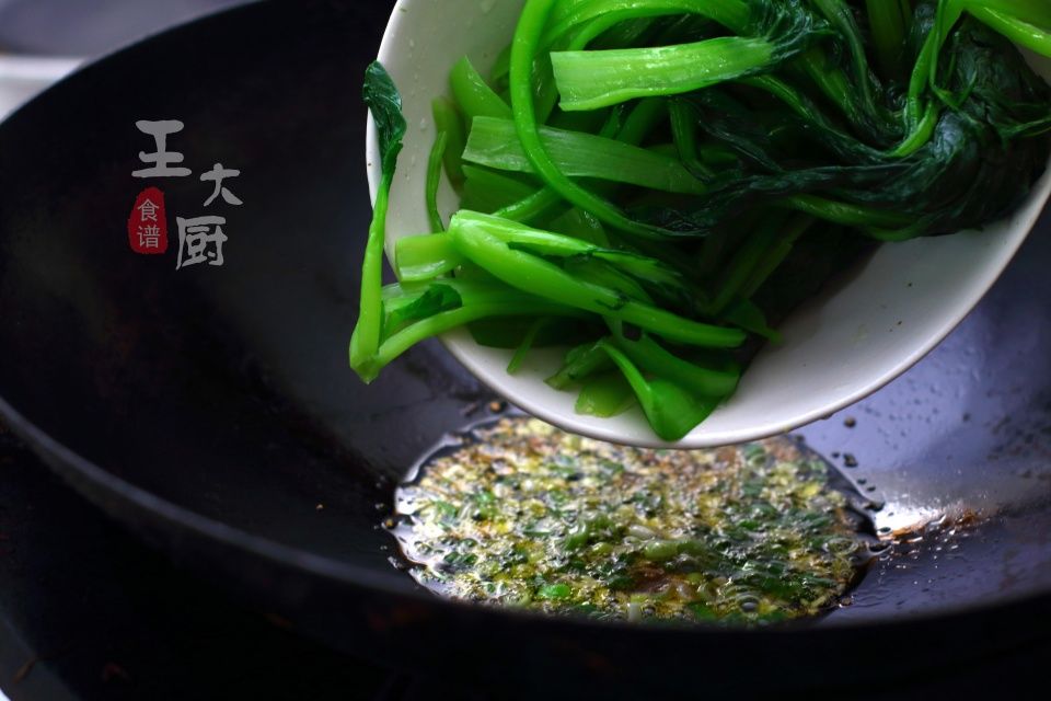 很家常的香菇油菜这样做，竟然可以这么好吃，又涨见识了