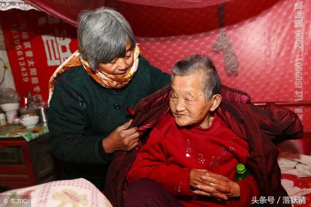 婆婆摔跤我坚持送养老院,老公冷战闹离婚,一个月后婆婆却感谢我