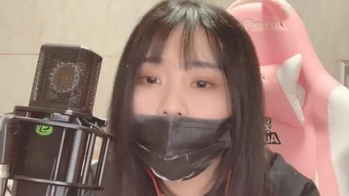 小团团再次露脸引发重大失误，口罩滑落露出蒜头大鼻，弹幕炸裂