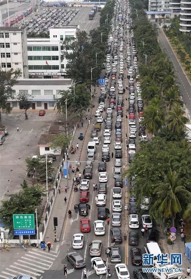 海南万车大滞留，海口到深圳机票近两万，还要中转哈尔滨!