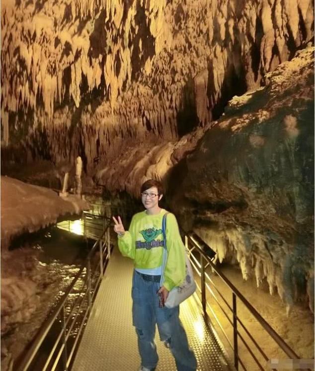陈法蓉现身日本旅游,着装休闲活泼开朗,51岁未婚却仍貌美如初 ks8凯发官方手机版娱乐