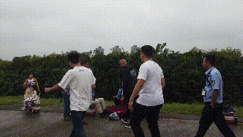 钱江潮叫板张学友 警方从观潮人群里揪出一逃犯