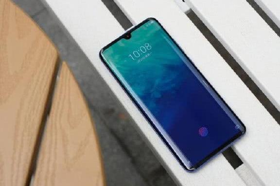 中兴新机颜值:采用6.47英寸FHD和灵感柔性曲