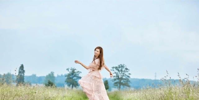 林志玲婚后首个七夕写真曝光,田园中一袭粉裙少女感爆棚