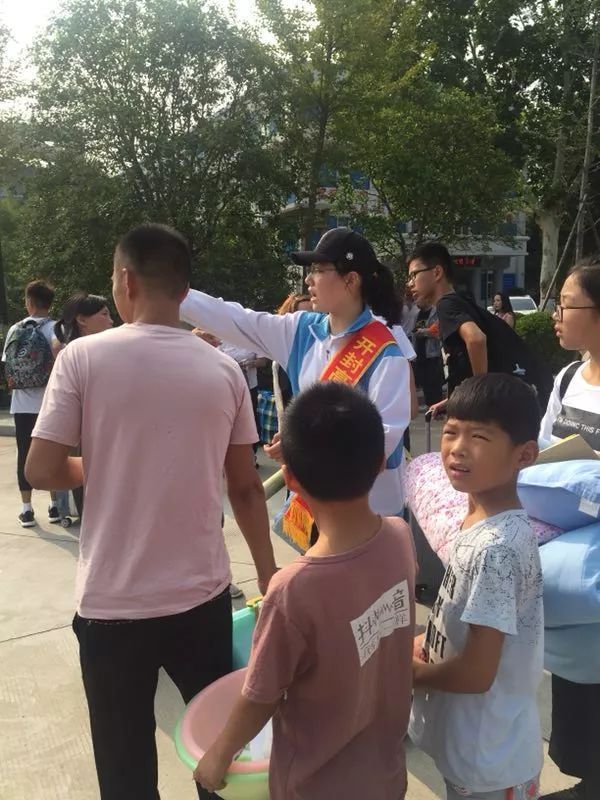 我校青年志愿者开展迎新生志愿服务活动