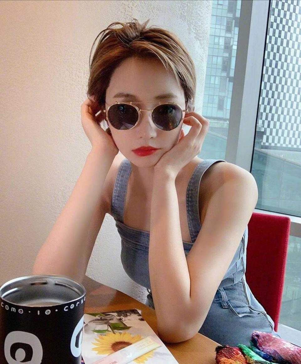什么衣服都难不倒李冰冰，穿牛仔服套装，内搭背心像塑身衣